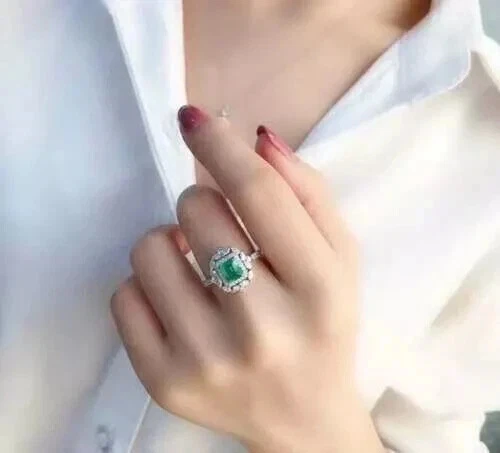 Anillo de plata enchapado en oro blanco de 14 quilates con corte esmeralda de 3 quilates creado en laboratorio Foto 4 de 4