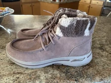 Skechers Women's Air Cooled Arch Fit Lace Up Boots. Size 11 Lavender Suede