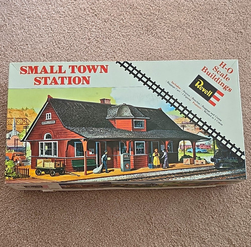 Kit de construcción Revell 7764 Small Town Station, plástico HO 1:87, no pintado como está  | Condition: Used