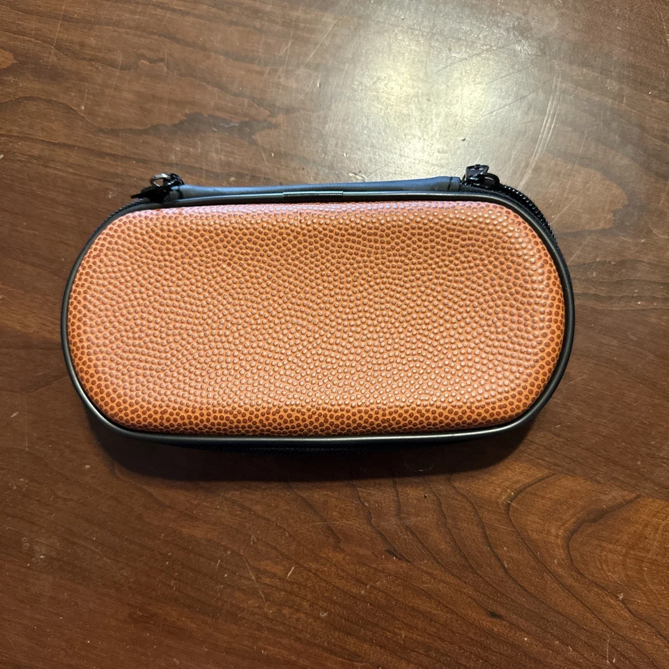 Estuche de baloncesto Sony PSP Vita NBA Mad Catz difícil de encontrar raro Foto 2 de 4