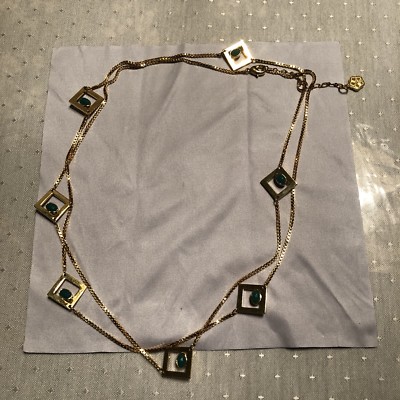 Collier Longue Chaîne Dorée Trina Turk – Avec Pendentif Vert – Neuf Sans Emballage