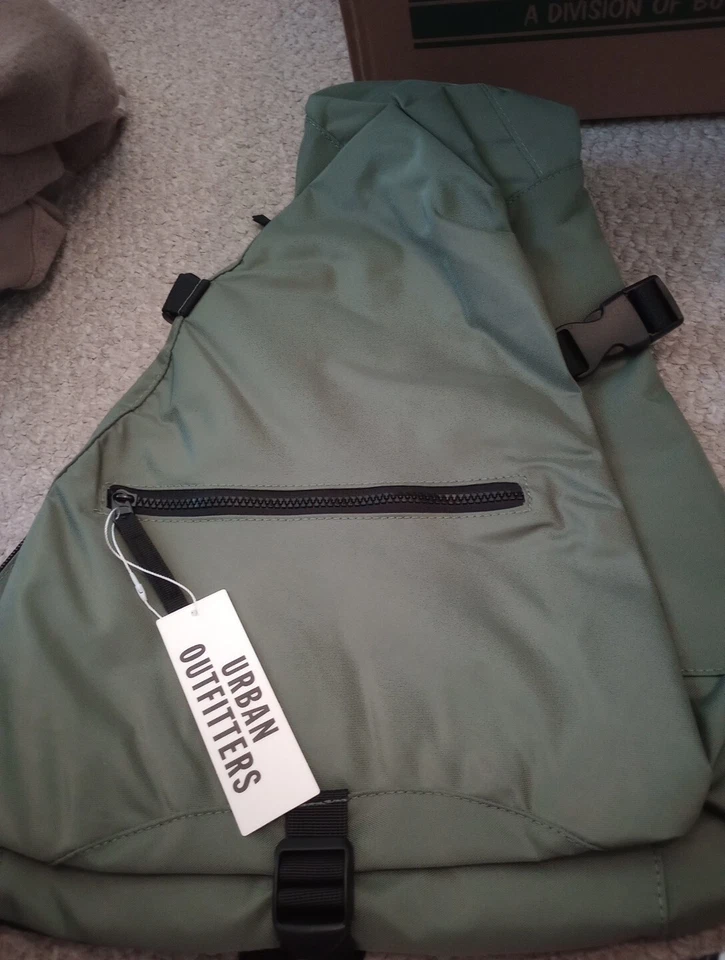 Bolso Bandolera Urban Outfitter Gris 20”x16”x6” con Correa Trasera NUEVO Bolso para Libros Foto 4 de 4