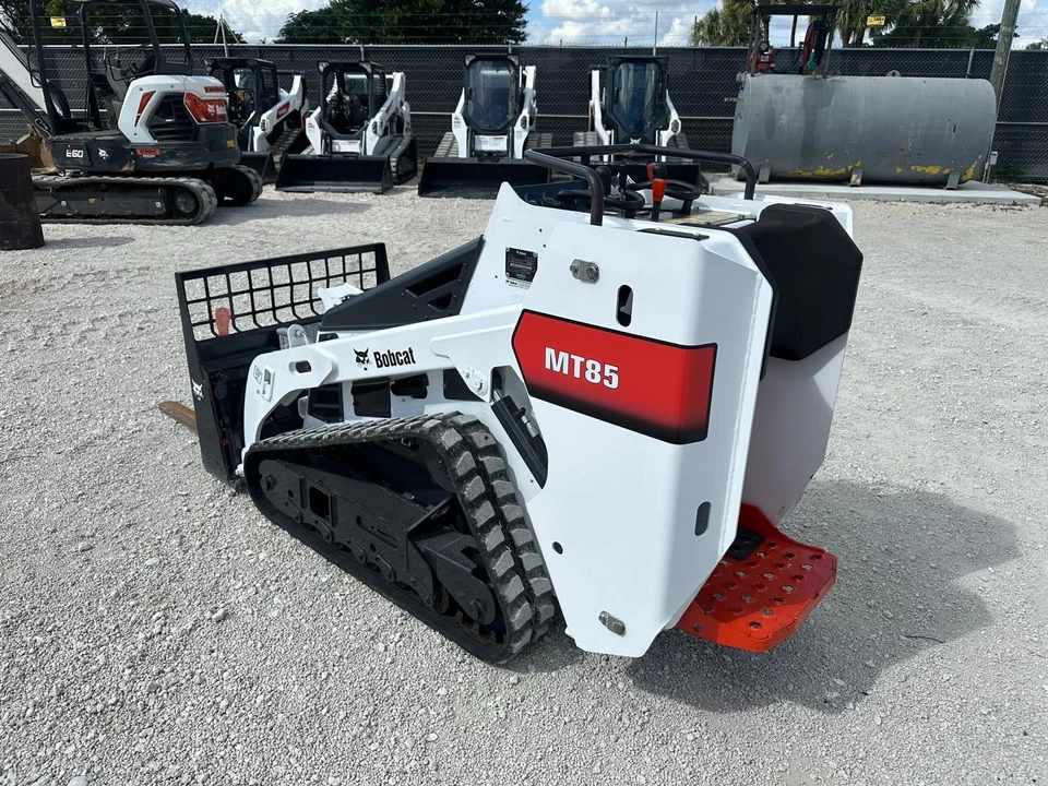 Bobcat MT85 2020 mini soporte sobre minicargadora nuevas pistas y piñones - pocas horas Foto 2 de 4