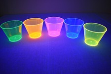 DirectGlow 9oz 25ct Neon Blacklight Reactive Glow Party Cups with UV Balloons