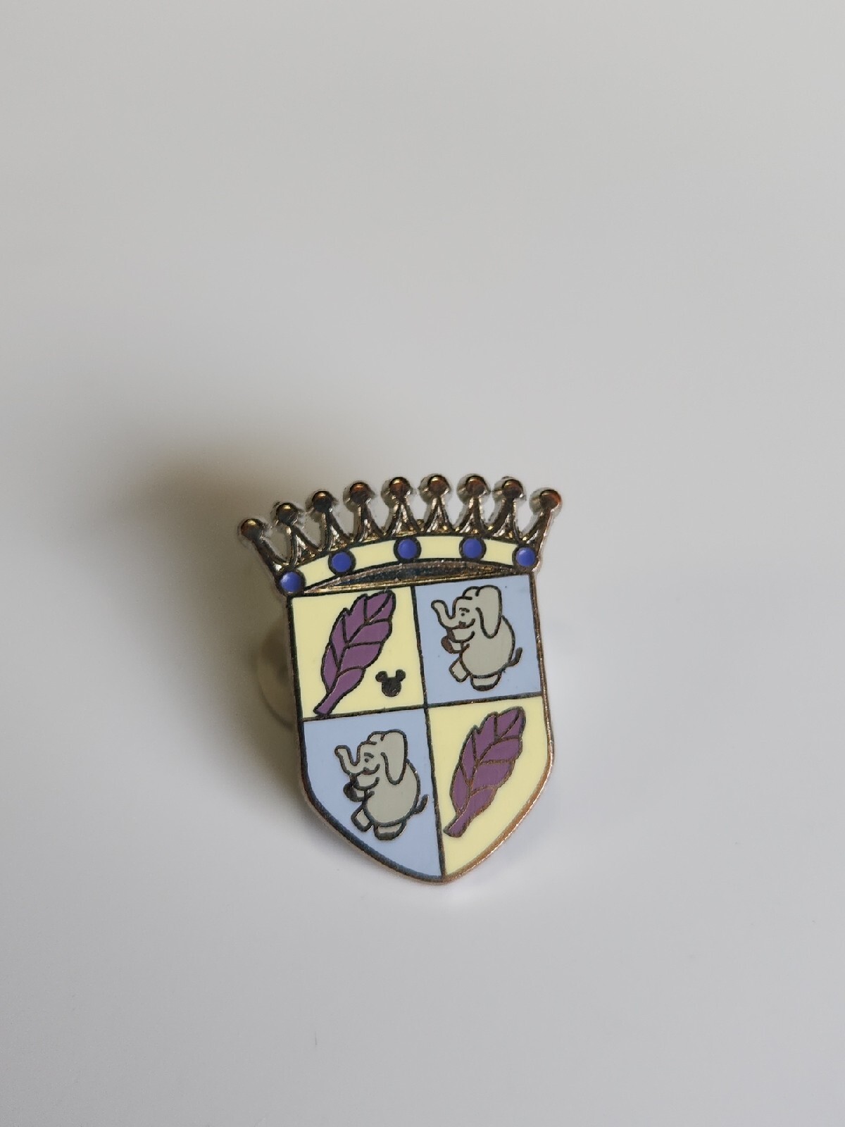 Dumbo Crest Fantasyland Icons Hidden Mickey Disney Pin Elephant Feather Shield 