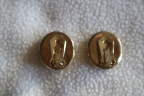 Vintage Gold Tone Bergere Signed Mother Of Pearl Clip-On Earrings 0.75" - Picture 5 of 11