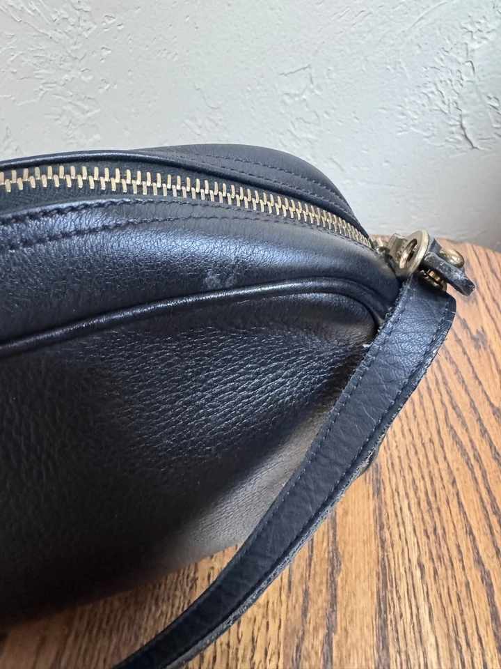 Bolsa tiracolo Dooney and Bourke vintage couro pebbled preta  - Imagem 4 de 4