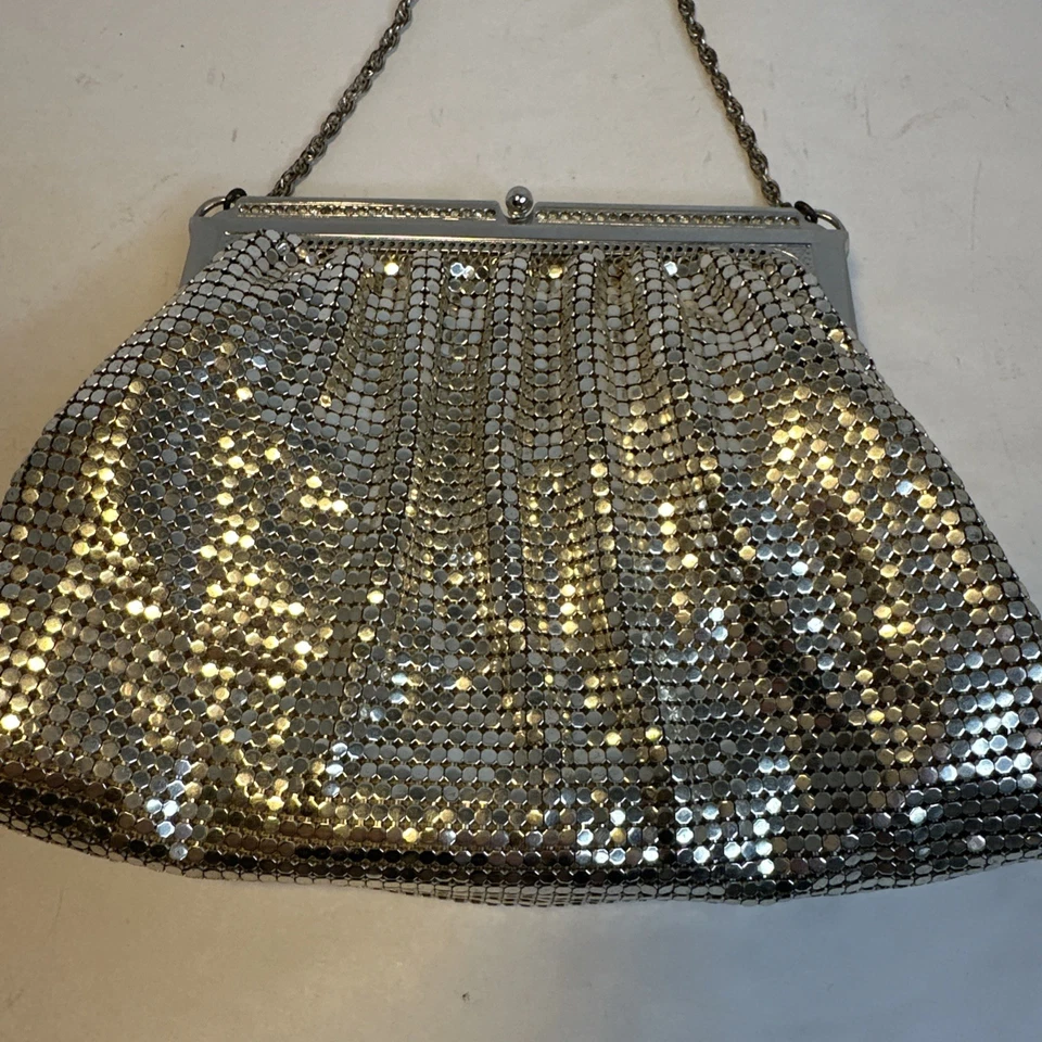 Bolso sin asas de noche de malla tono plateado Whiting & Davis de colección años 40-50 con espejo Foto 3 de 4