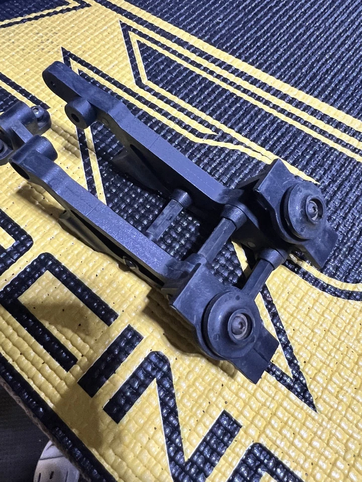 Conjunto de soporte de alerón trasero OFNA 40027 para Ravager 4.6/Violator 9.5. Usado. Foto 2 de 4