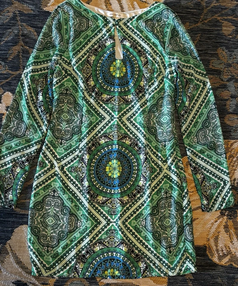 Mini Vestido Arden B Talla Pequeña Mangas Largas Boho Verde Multi Estampado Geométrico ¡EXCELENTE ESTADO USADO! Foto 2 de 4