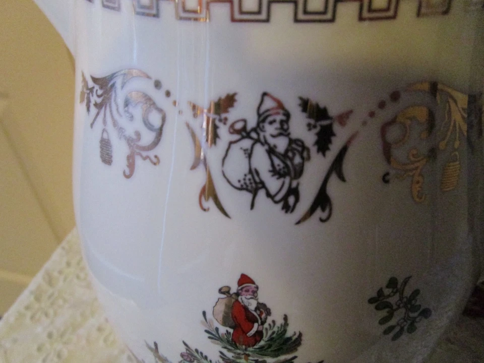 Spode Christmas Tree Gold Pitcher 22K Gold Accents 60 oz Never Used Earhenware - Image 3 of 4