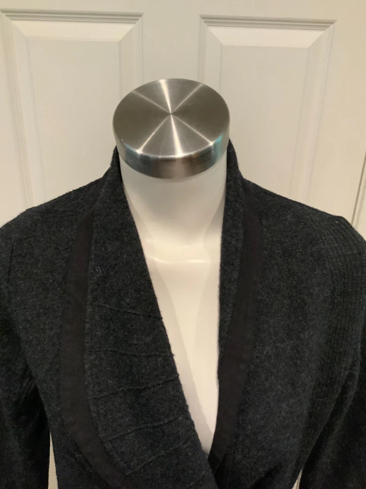 Cárdigan asimétrico Ginebra gris oscuro 100 % lana con ribete de cuero, talla pequeña Foto 2 de 4