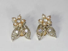 Emmons Signed Faux Pearl & Rhinestone Retro Flower Clip On Earrings