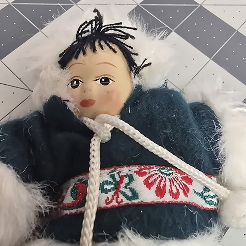 Eskimo Inuit Yupik Puppe Mädchen Alaska Souvenir Spielzeug Porzellan 5 Zoll Selten - Bild 10 von 10