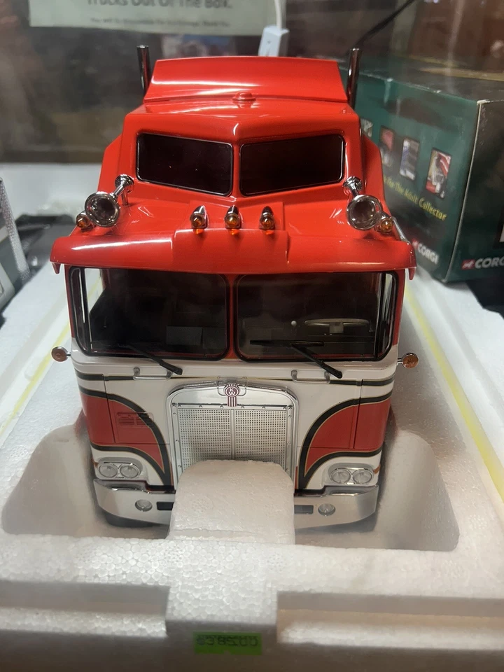 Реплика трактора Kenworth K100 BJ And The Bear с наклейкой на заказ - Изображение 2 из 3