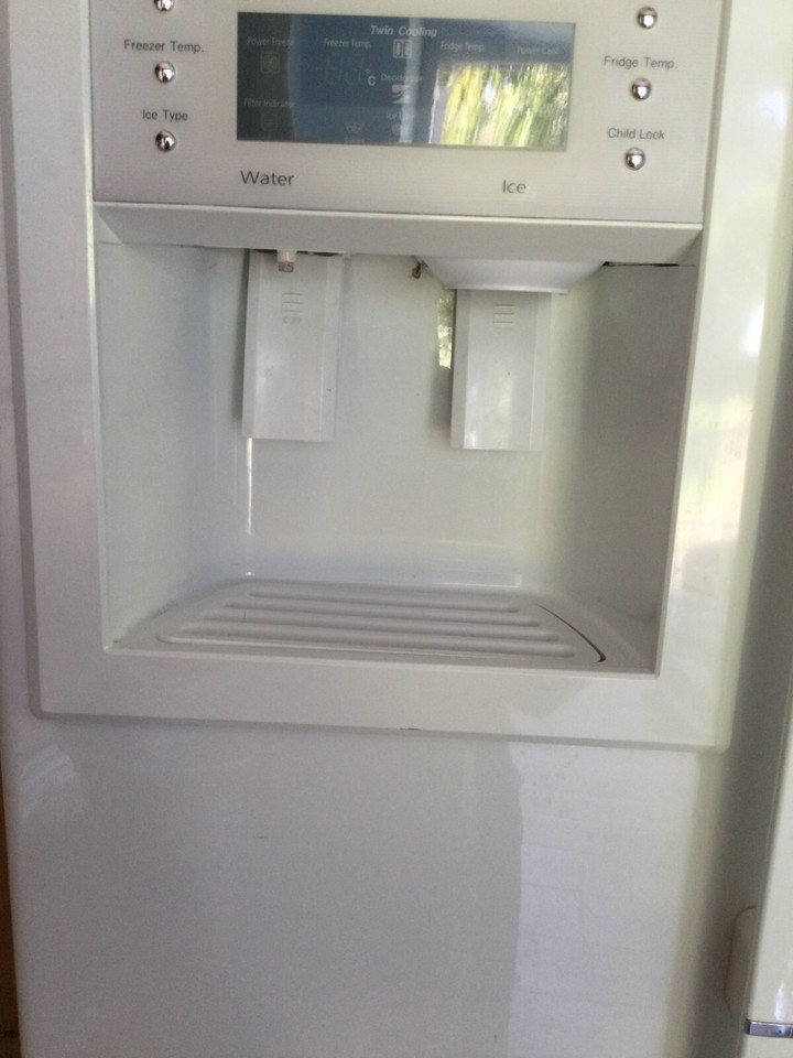 SAMSUNG AMERICAN STYLE FRIDGE FREEZER WITH ICE MAKER AND WATER