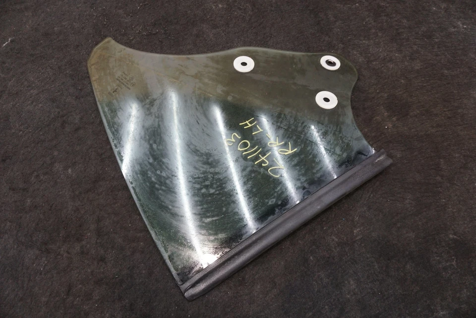 Cuarto de vidrio de ventana de ala trasera izquierda OEM 69876000 Ferrari California 2008-14 Foto 4 de 4