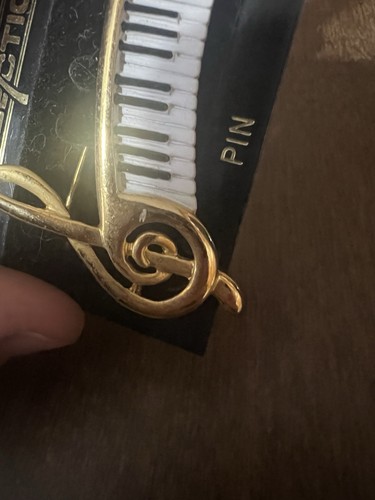 Broche Pin Teclado Piano AJC Tono Dorado Negro Blanco Esmalte Teclas Clave de Agudos De Colección - Imagen 7 de 10