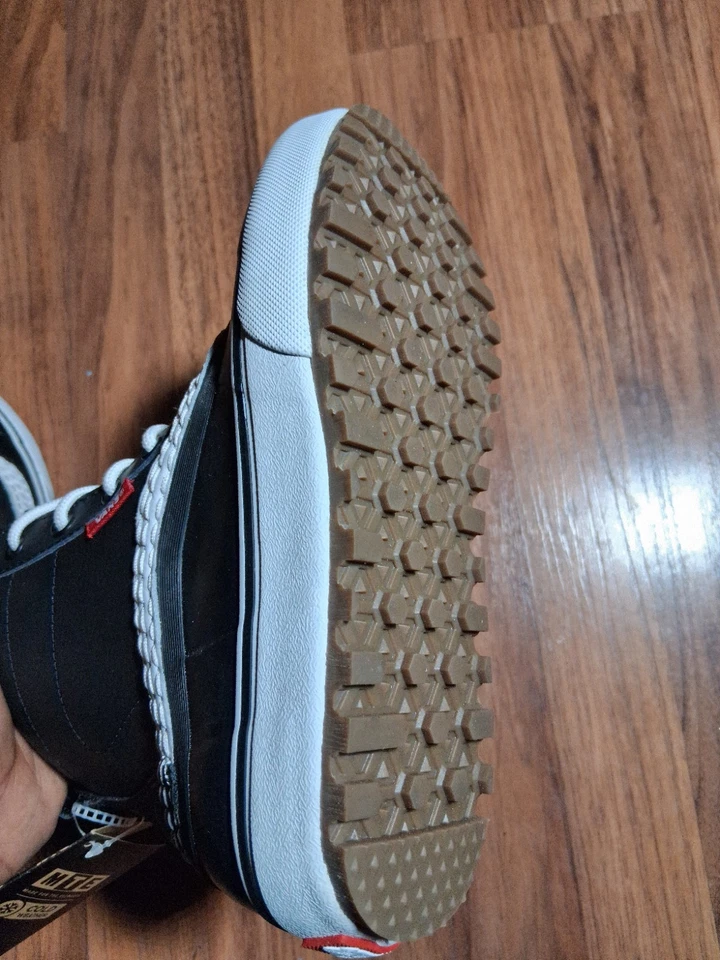 Vans Kids 3.5 Standard Mid MTE Botas de Nieve Impermeables Negras Blancas Foto 4 de 4