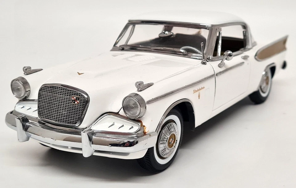 Sunstar 1/18 Studebaker Golden Hawk 1957 Arctic White Diecast Scale Model Car - Image 3 of 4