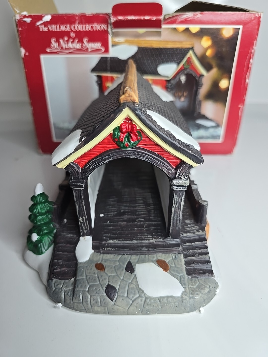 ST NICHOLAS SQUARE 1997 RED COVERED BRIDGE VILLAGE ACCESSORIES with Box-image