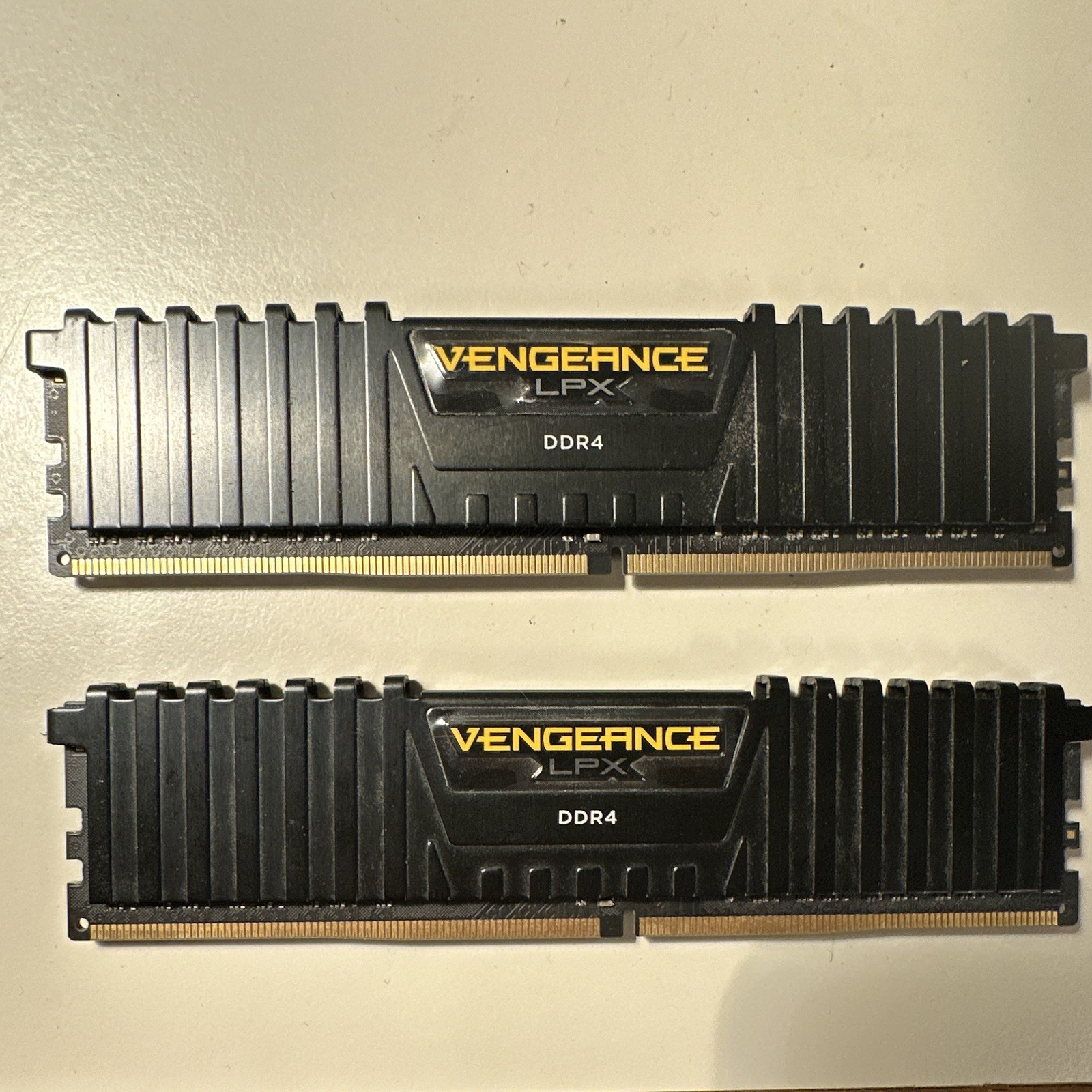 2x Corsair Vengeance LPX 16GB DDR4-3000 DIMM Non ECC 288pin