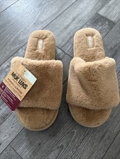 NEW NWT Muk luks womens medium size 7/8 beige tan fuzzy slippers