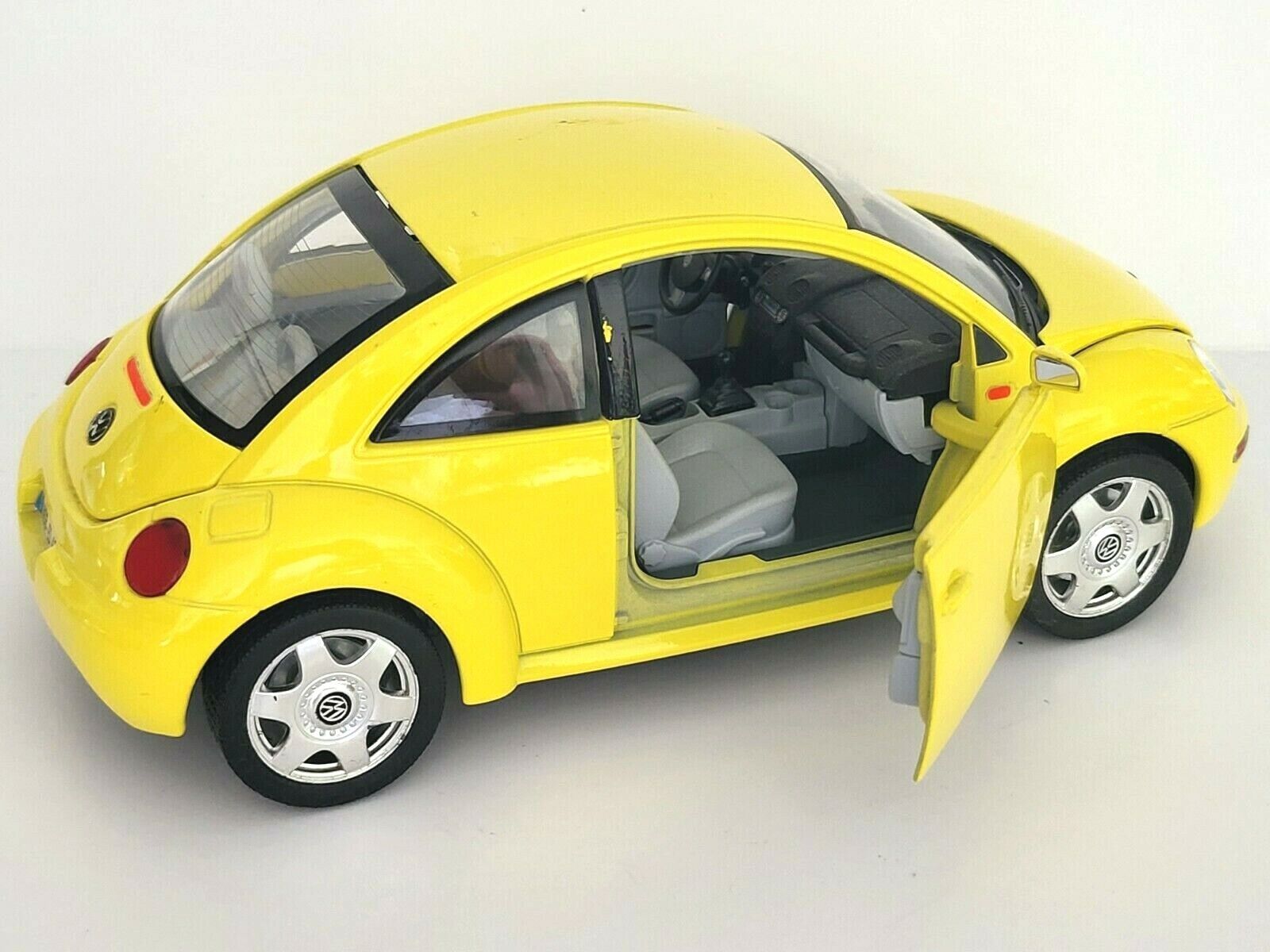 1:18 YELLOW 1998 Volkswagen New Beetle diecast gold collection made in Italy