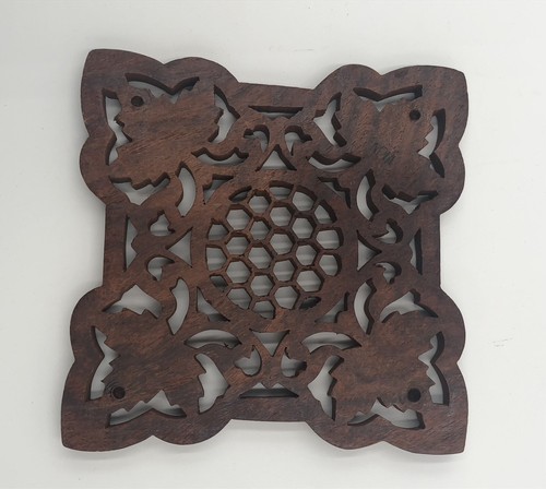 Vintage Handmade Carved Wooden Trivet Honeycomb Center Leaf Design - Picture 2 of 3