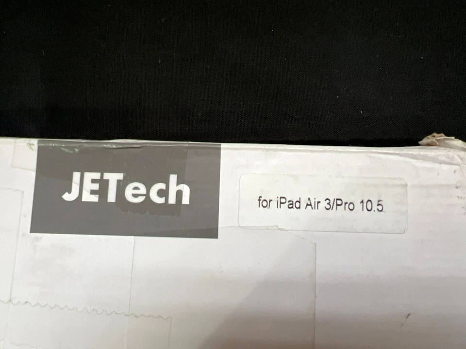 JETech Red Smart Case For iPad Air 3/Pro 10.5 Inch With Auto Wake/Sleep Function - Image 4 of 4