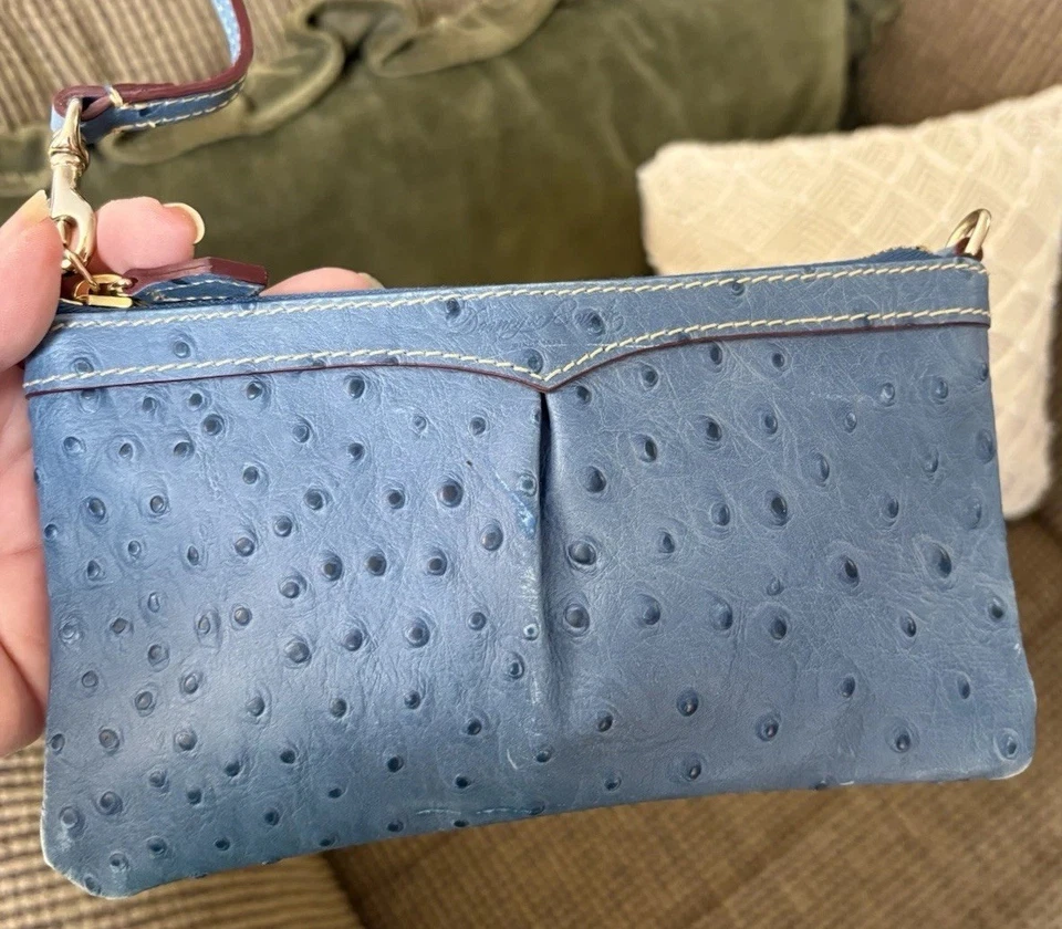 Bolso sin asas Dooney Bourke azul claro denim avestruz de cuero en relieve muñeca Foto 2 de 4