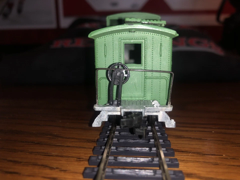 HO Scale Roundhouse Burlington Northern Caboose Kit - Image 4 of 4