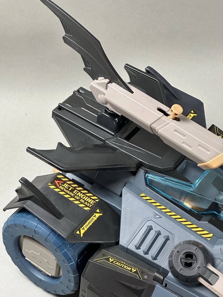 DC Comics Batman Ultimate Transforming Batimóvil to BatCave Luces Sonido 16” Foto 4 de 4