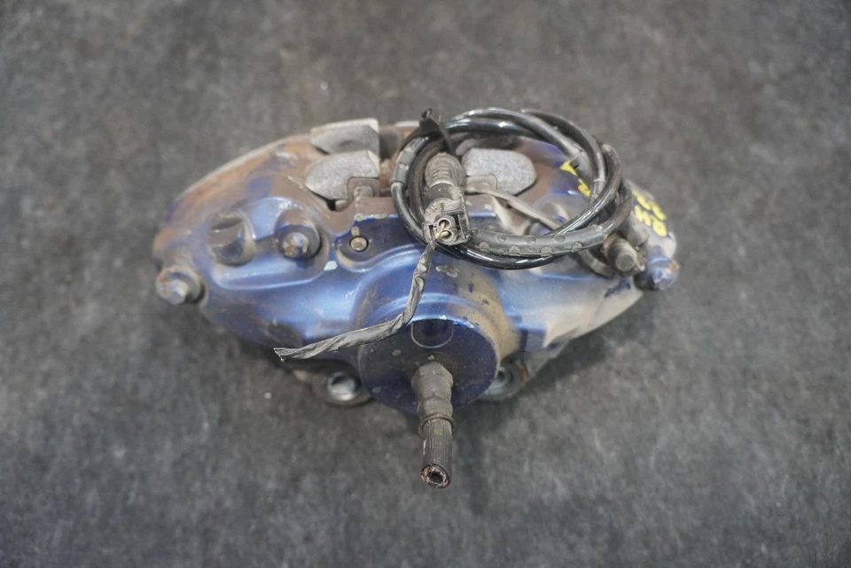 Оригинальный синий кронштейн суппорта заднего правого тормоза 34216860738 BMW M235i M240i F22 14-21 - Изображение 2 из 4