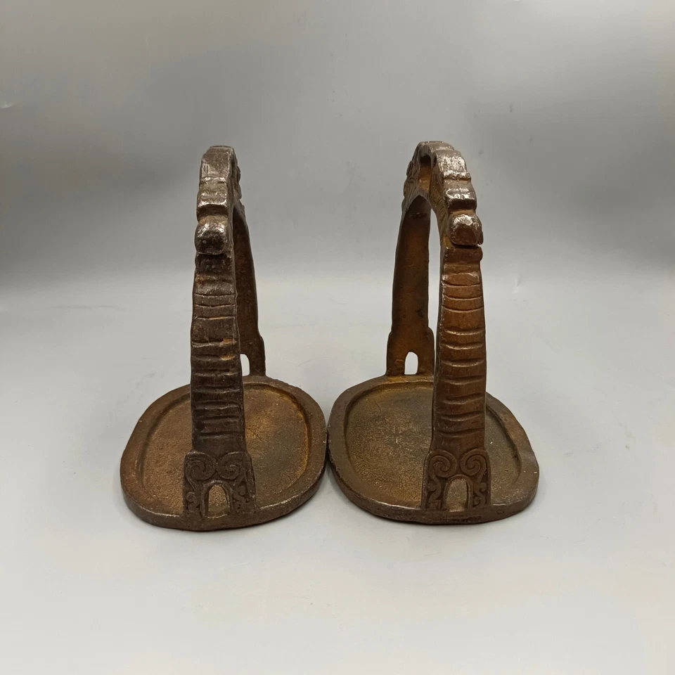 Un par de estribos de hierro con cabeza de dragón Foto 2 de 4