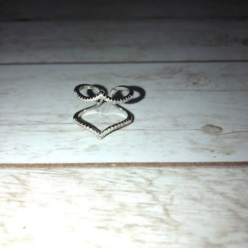 Anello aperto placcato platino aperto con pavimentazione a V Cubic Zirconia - Foto 9 di 12