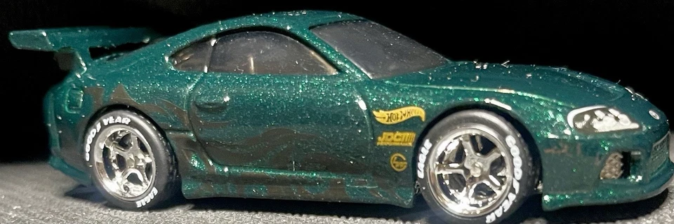 Rueda y neumático Hot Wheels verde Toyota Supra PERSONALIZADO pilotos reales  Foto 2 de 4