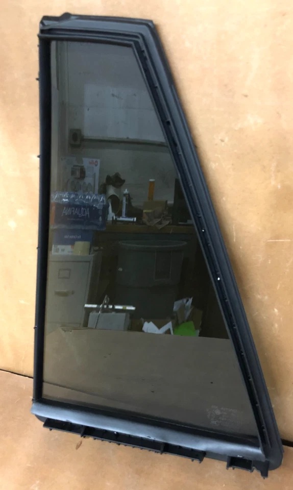 2012 suzuki grand vitara door vent window glass ( passenger rear ) 2006-2013 - Image 3 of 4