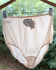 NWT    Vtg Kayser 100 Antron III Nylon Sz7 SILKEN Panty 2Mushroom Gusset Sissy