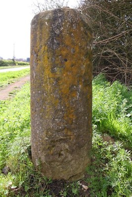 Foto 6x4 Meilenstein mit altem Maßstab neben A4130 bei Oak Cottages Hunne c2017