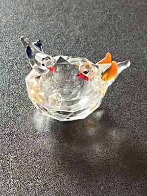 Glas Vögel Vogeltränke Ornament schwarze Augen orange blaue Flügel roter Schnabelfang Licht