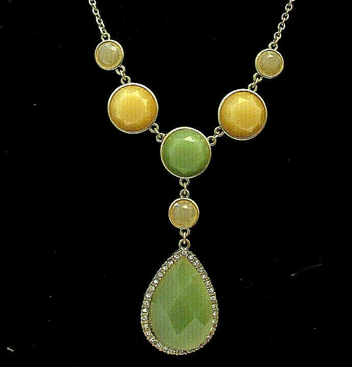 Collar Macys ~ Declaración con joyas en tono dorado ~ Simplemente elegante y clásico Foto 2 de 2