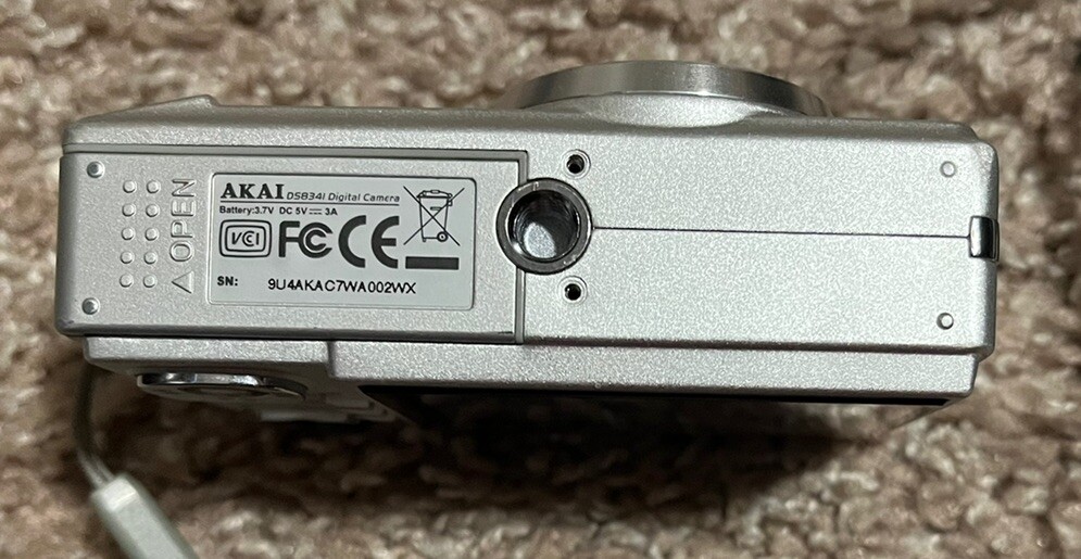 AKAI 8mmカメラ AKAI DS8341 8.1 Mega Pixel Digital Camera NOT TESTED W/ Power Cord