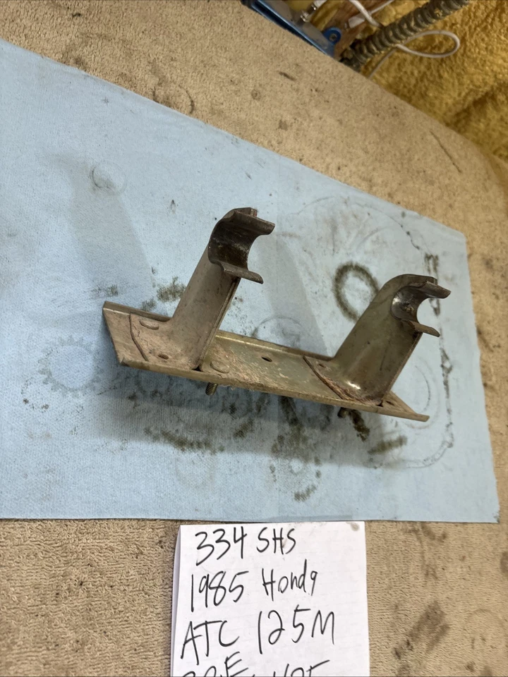 Honda ATC 125M 1985 soporte de cierre de asiento 334 Foto 4 de 4