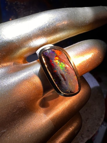 Anillo Boulder Opal "Tormenta de color" en plata con montura dorada - Imagen 2 de 7