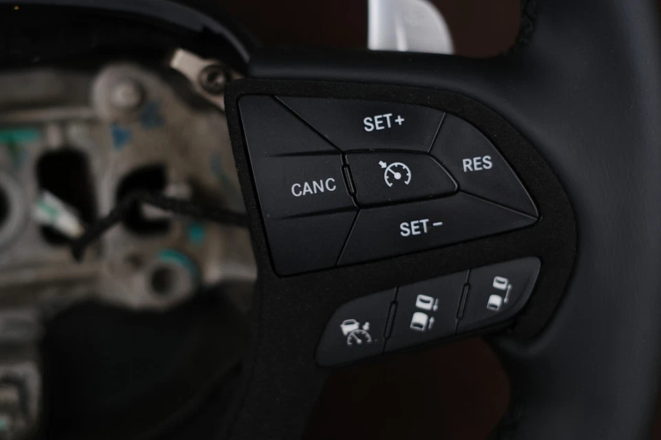 Org. Jeep Cherokee 12-22 Exklusiv Tuning Lenkrad abgeflacht SRT 8 Style - Bild 3 von 4