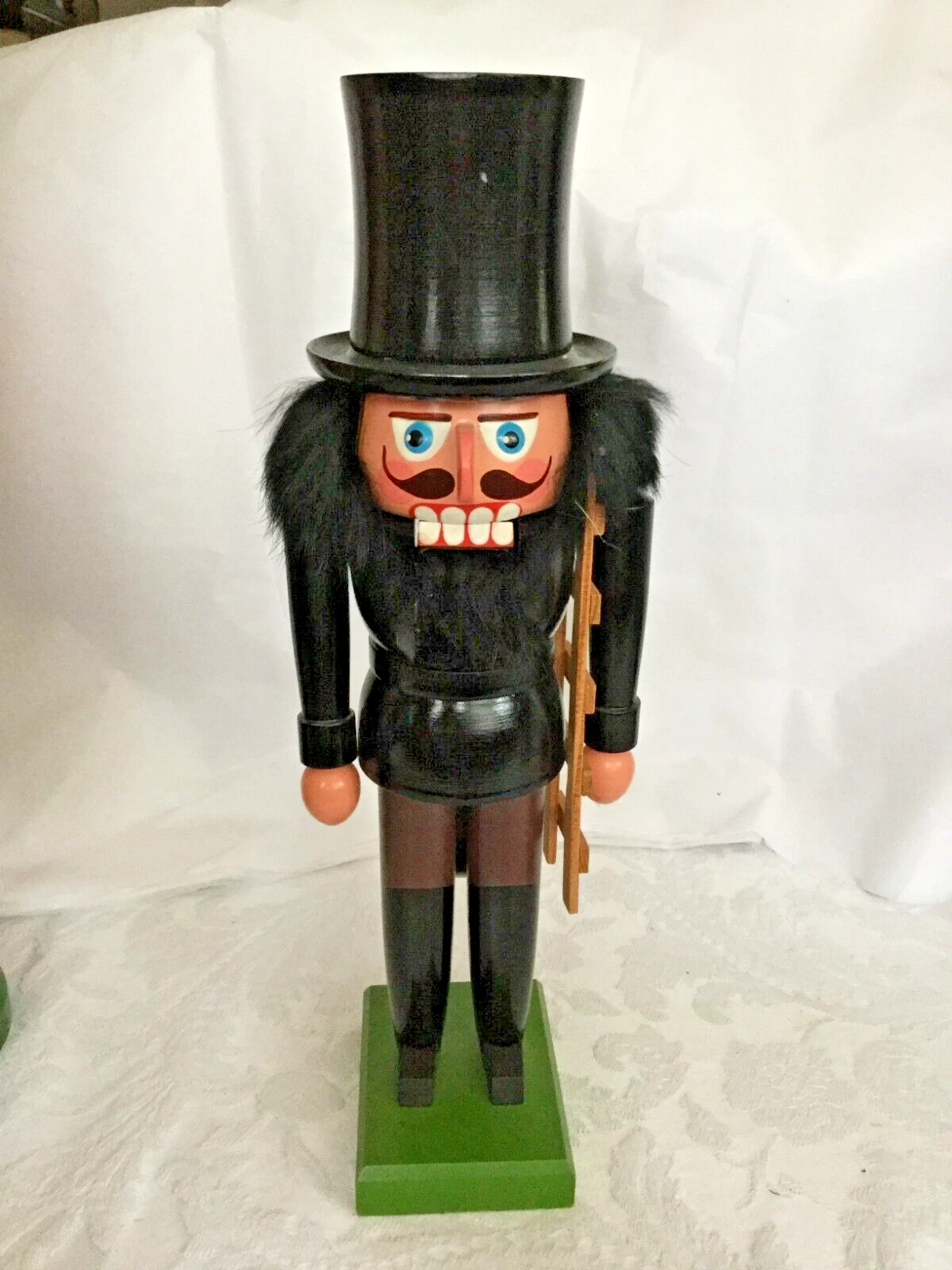 VTG NUTCRACKER ORIGINAL ERZGEBIRGE MADE IN GERMAN DEMOCRATIC REPUBLIC 11.5" T