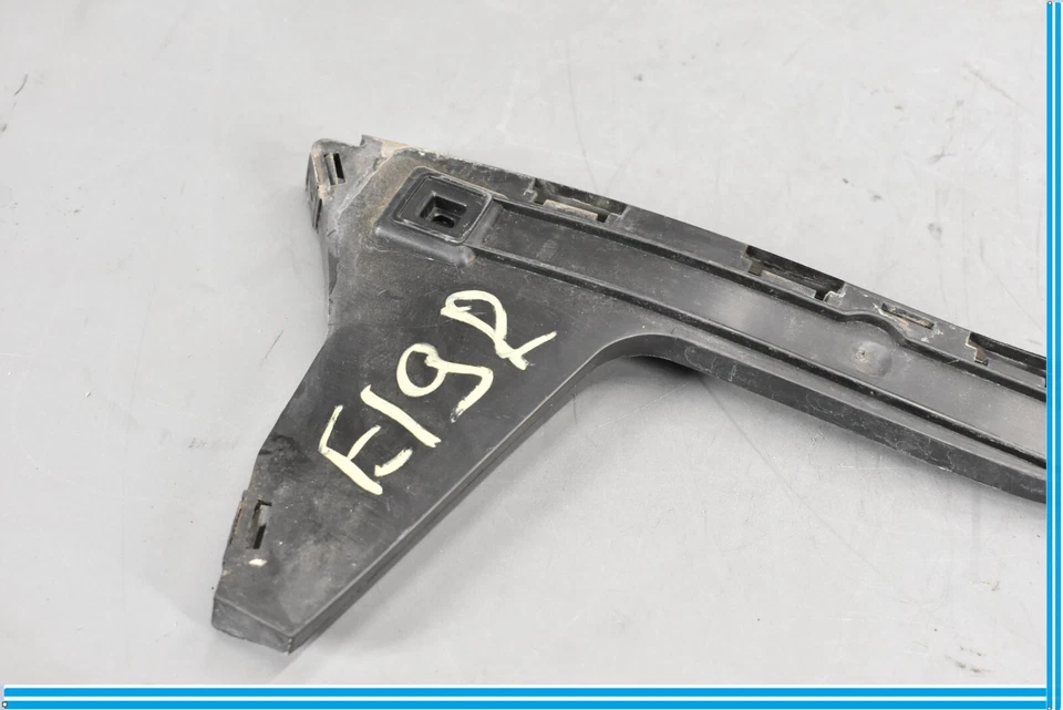 06-13 Volvo C70 Soporte de parachoques trasero derecho lado pasajero OEM Foto 4 de 4