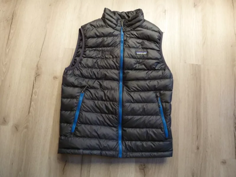 patagonia down sweater puffer goose down zip logo on chest team jacket