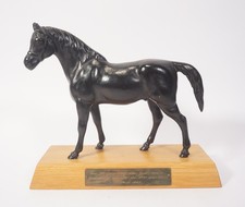Oryginalny odlew artystyczny SHW 20170 koń plastik na drewnianej podstawie z plakietką